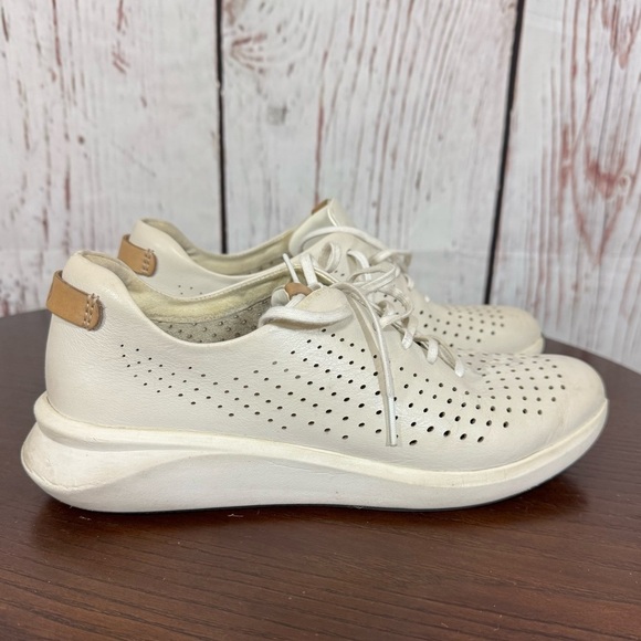 CLARK’s Unstructured Women's Cream Leather Sneakers Removable cushion Size 8 GUC - Picture 1 of 16
